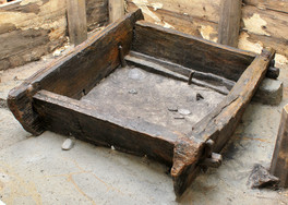 Base frame of the well during the excavation. 