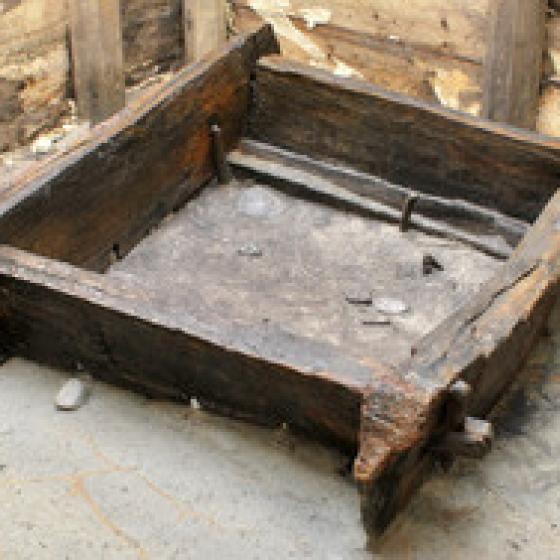Base frame of the well during the excavation. 
