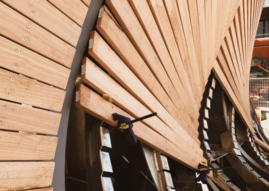 a wood slats on a circular object